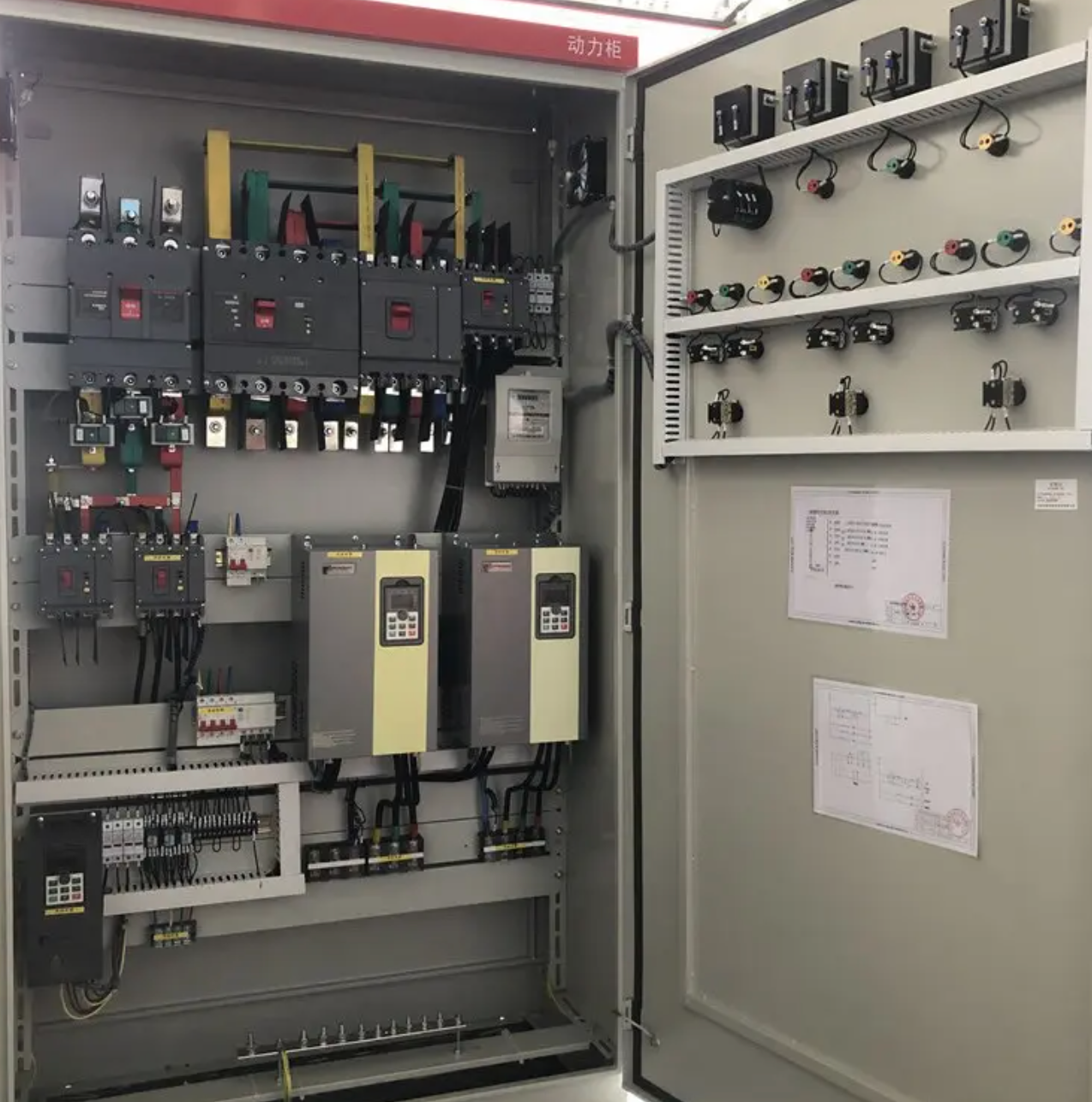 低压控制柜电柜交界处应装设隔离装置